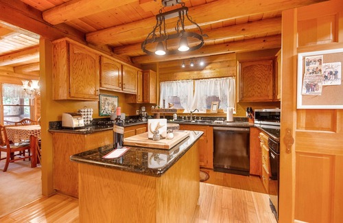 Pine Cove Cabina | Mountaineer's Lodge *Spa, Pool Table, Fireplace*