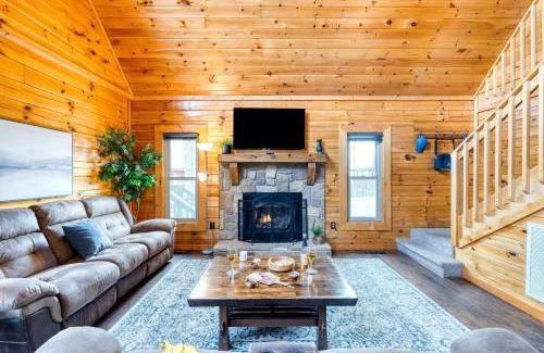 Sevierville Casa | Mountains are Calling by AvantStay Sleeps 8 Hot Tub Game Loft Located in Douglas Lake Resort