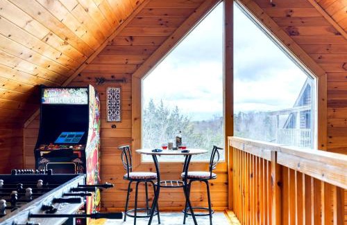 Sevierville Casa | Mountains are Calling by AvantStay Sleeps 8 Hot Tub Game Loft Located in Douglas Lake Resort