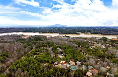 Sevierville Casa | Mountains are Calling by AvantStay Sleeps 8 Hot Tub Game Loft Located in Douglas Lake Resort