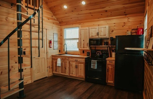 Roxbury Cabina | Mountainscape: Peaceful and Skiing Getaway. Pet-Friendly