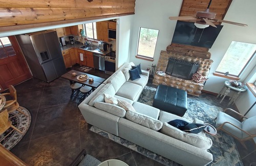 Medicine Park Cabina | Mountainside cabin in Medicine Park-stunning views-borders Ft. Sill-Sleeps 16