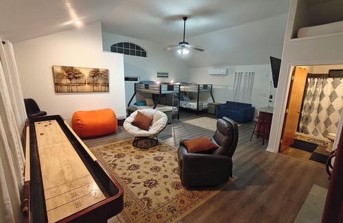 Medicine Park Cabina | Mountainside cabin in Medicine Park-stunning views-borders Ft. Sill-Sleeps 16