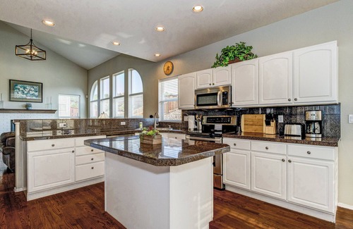 Northwest Colorado Springs Casa | Mountainside Retreat w/ Gym & Hot Tub, Near Hiking, Minutes from AFA