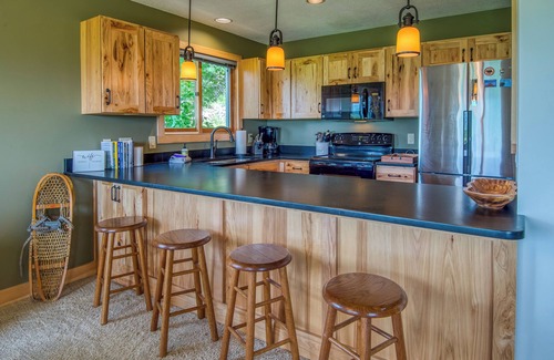 Jackson Condominio | Mountainside Sunset Retreat close to area hiking and multiple ski resorts!
