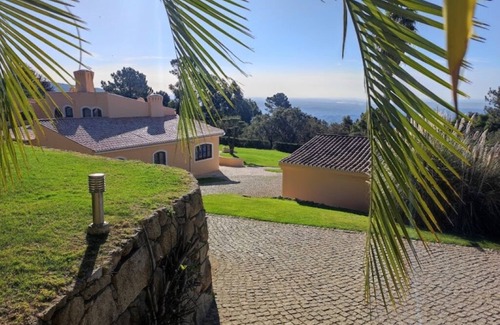 Monchique Villa | Villa junto a la montaña en jardines paisajísticos y bosques exuberantes con excelentes vistas y piscina