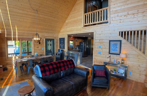 Wolf Laurel Cabina | Mountaintop Cabin 1.8 miles to Hatley Pointe Ski Resort