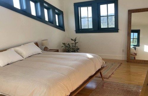 Middletown Otro | Mountaintop Farmhouse on 90 acres, close to wineries, hot springs, and hiking