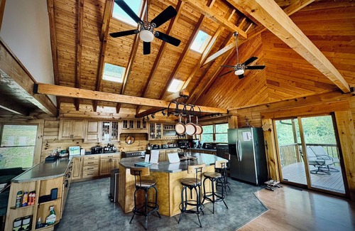 Sinks Grove Cabina | Mountaintop lodge, breathtaking views, private hiking trails & arcade game room.