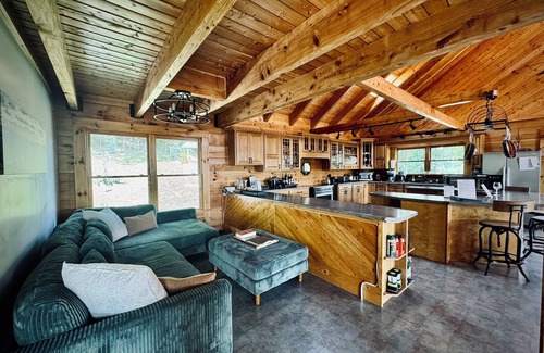 Sinks Grove Cabina | Mountaintop lodge, breathtaking views, private hiking trails & arcade game room.