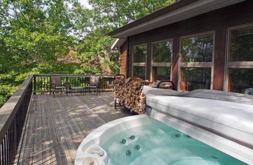 Hunter Casa | Mountaintop Lookout with Hot Tub under the Stars
