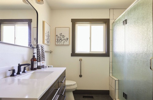 Moose Can Gully Casa | Mountainview Escape - A new, modern mid century home