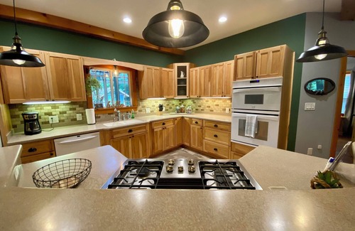 Dahlonega Casa | Mountainview Escape - Dog-Friendly/Screened Porch/3 Bed/2.5 Bath!