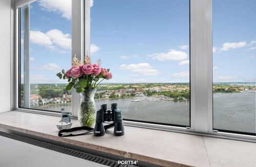 Schleswig Apartamento | Möwenblick in the Wikingturm - directly on the water, view of the Schlei, 24th floor, shower room