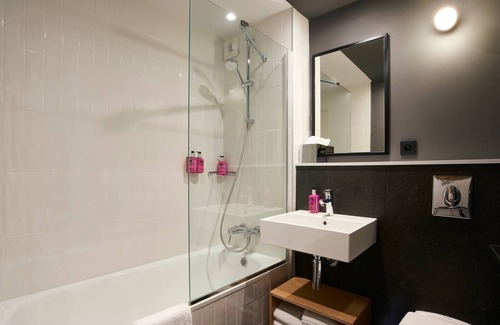 Quartier Saint-Ambroise Hotel | Moxy Paris Bastille France