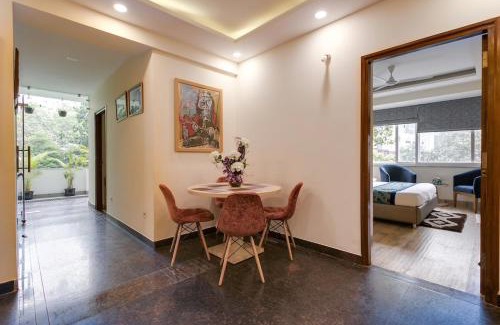 New Friends Colony Cama Y Desayuno | MOYDOM Private Ensuite with Shared Balcony & Kitchen