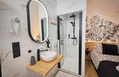 Cancale Casa | MRODBNB - Maisonnette Atypique enfouie dans la Roche - Gr34, Plage, Resto & Huîtres à 25m