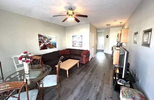 Myrtle Beach Cabaña | MRV25, cabaña de 2 dormitorios en Myrtle Beach, a 1 cuadra de la playa.