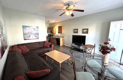 Myrtle Beach Cabaña | MRV25, cabaña de 2 dormitorios en Myrtle Beach, a 1 cuadra de la playa.