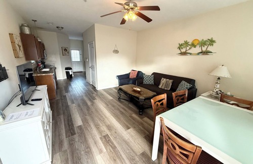 Myrtle Beach Cabaña | MRV28, cabaña de 2 dormitorios en Myrtle Beach, a 1 cuadra de la playa.