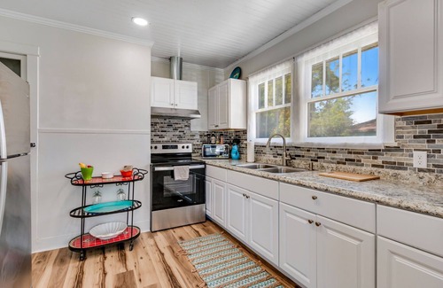 South Pensacola Casa | Ms. Jackson Bungalow