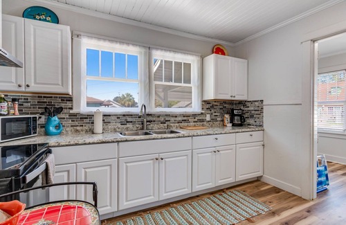 South Pensacola Casa | Ms. Jackson Bungalow