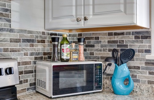South Pensacola Casa | Ms. Jackson Bungalow