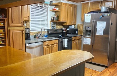 Venice Casa | Ms. Lou Houseboat in Venice, LA - Coast & Canyon Outfitters