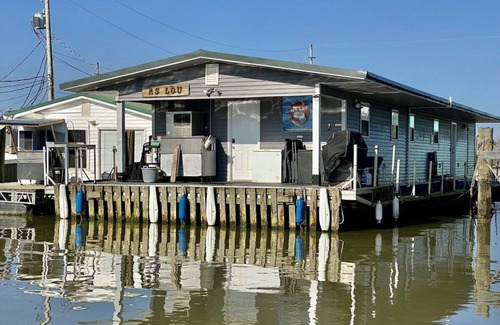 Venice Casa | Ms. Lou Houseboat in Venice, LA - Coast & Canyon Outfitters