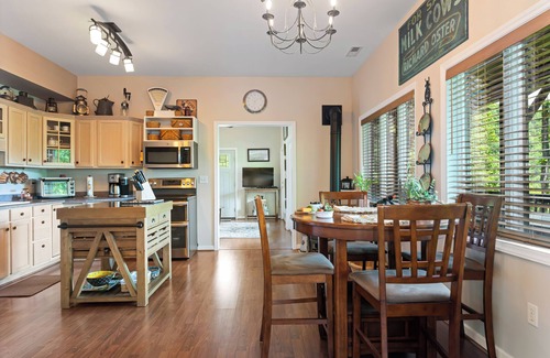 Laurel Ridge Apartamento | Mt. Admirals Retreat ~ Mountain-LakeViews,HotTub-FirePit-Hiking-Biking-HypoDogs