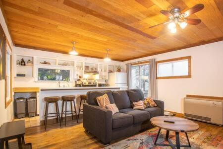 Kings Beach Casa | Mt Airy Cottage Walk to Beach