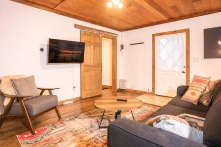Kings Beach Casa | Mt Airy Cottage Walk to Beach