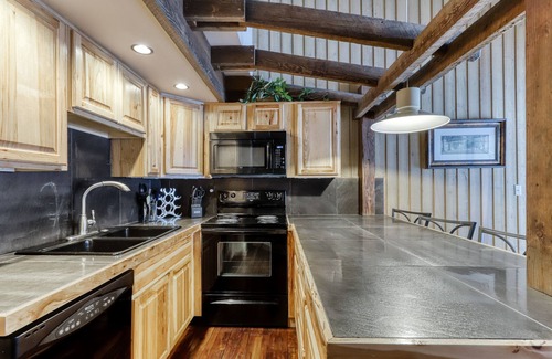 Century West Condominio | Mt. Bachelor Village condo with tennis courts and nearby slope access