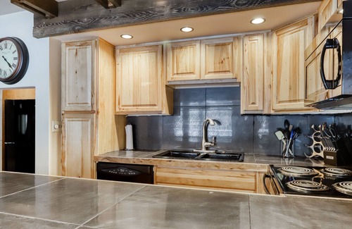 Century West Condominio | Mt. Bachelor Village condo with tennis courts and nearby slope access