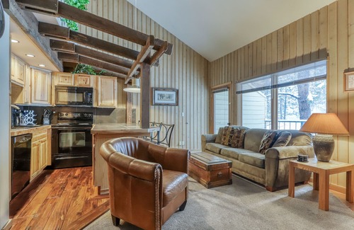 Century West Condominio | Mt. Bachelor Village condo with tennis courts and nearby slope access