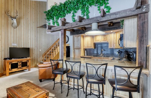 Century West Condominio | Mt. Bachelor Village condo with tennis courts and nearby slope access