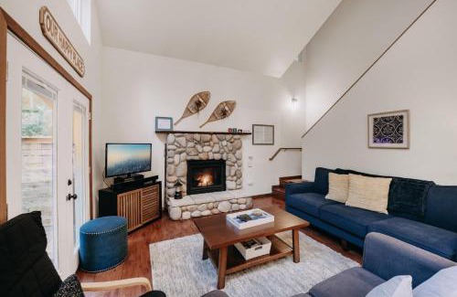 Glacier Casa | Mt Baker Rim Cabin 24 - Hot Tub, WIFI, Air Conditioning, Sleeps 8