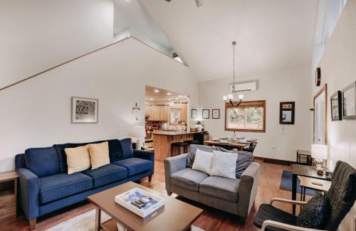 Glacier Casa | Mt Baker Rim Cabin 24 - Hot Tub, WIFI, Air Conditioning, Sleeps 8