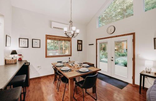 Glacier Casa | Mt Baker Rim Cabin 24 - Hot Tub, WIFI, Air Conditioning, Sleeps 8
