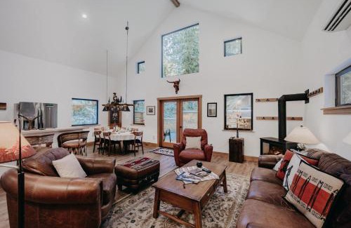 Glacier Casa | Mt Baker Rim Cabin 50 with WIFI, Hot Tub and Air Conditioning