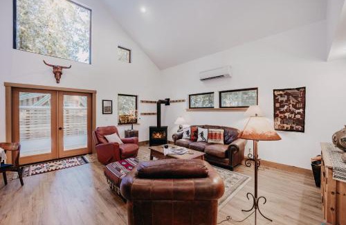 Glacier Casa | Mt Baker Rim Cabin 50 with WIFI, Hot Tub and Air Conditioning