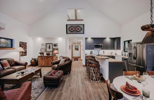 Glacier Casa | Mt Baker Rim Cabin 50 with WIFI, Hot Tub and Air Conditioning