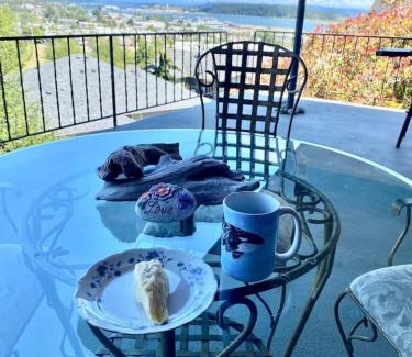 Oak Harbor Casa | Mt. Baker View Harbor King Bed Fire Pit