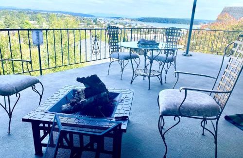 Oak Harbor Casa | Mt. Baker View Harbor King Bed Fire Pit