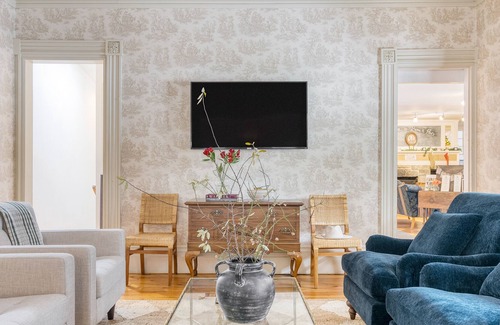 Egremont Casa | Mt Everett Room at Egremont Village Inn by AvantStay | Music, Bar & Farm!