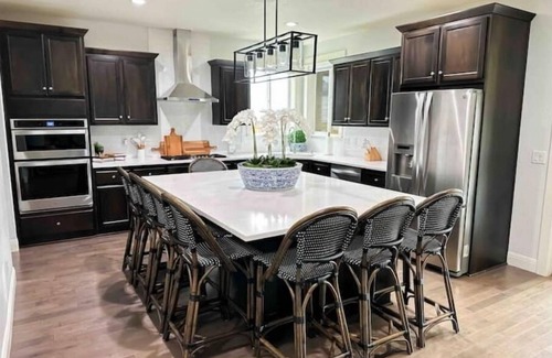 Carver Casa | Mt Hood Luxury Home with Hot tub Game room & More