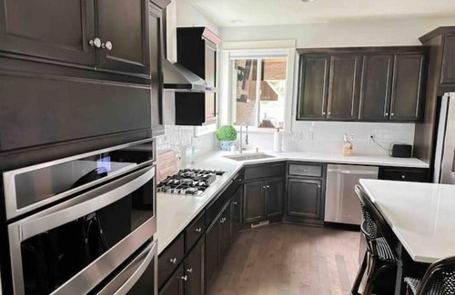 Carver Casa | Mt Hood Luxury Home with Hot tub Game room & More