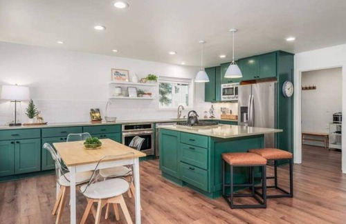 Welches Casa | Mt. Hood - Sleeps 10+Game Rm+ Sauna+Fireplace + Community Heated Pool & Hot Tub