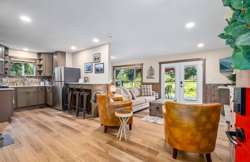 Gold Bar Cabaña | Mt. Index Riverside with hot tub, wifi, grill, fireplace and more!