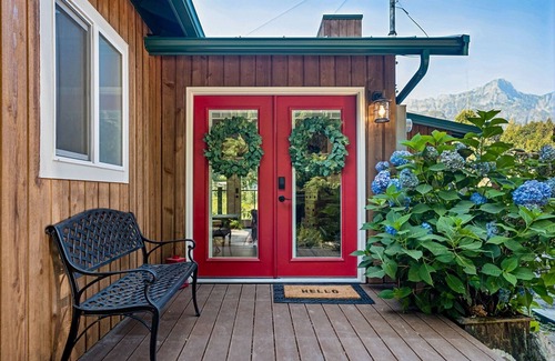 Gold Bar Cabaña | Mt. Index Riverside with hot tub, wifi, grill, fireplace and more!